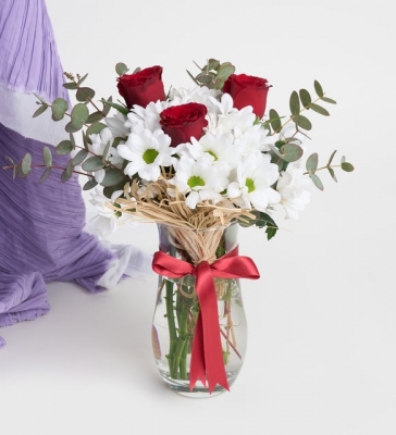 Cam Vazoda 3 Kırmızı Gül ve Beyaz Papatyalar
