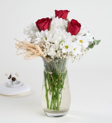 Beyaz Papatya 3 Kırmızı Gül