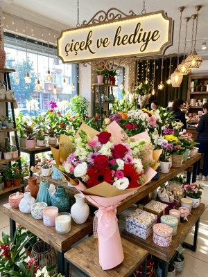 Gül ve Mevsim Çiçekleri Buketi