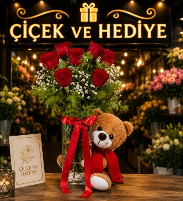 7 adet kırmızı gül, 1 adet gülen peluş ayıcık ile hazırlanmıştır.