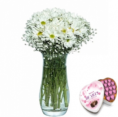 Paşabahçe Vazoda Beyaz Papatya ve Kalpli Çikolata