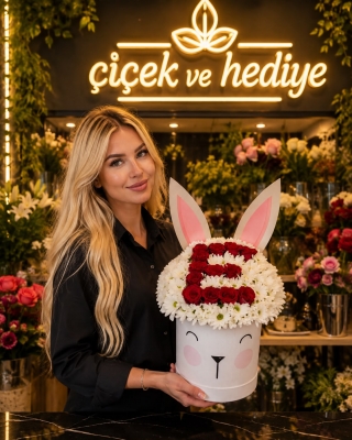 Tavşan kutuda baş harf ve papatyalar