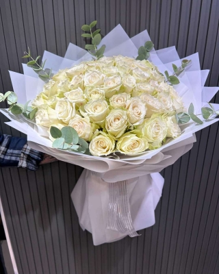 Beyaz Buket Kağıdında 41`li Beyaz Gül Buketi