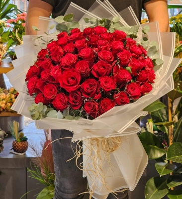 Beyaz Bukette 41 Kırmızı Gül