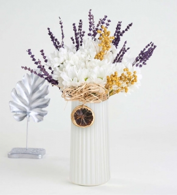 Beyaz Çizgili Polimer Vazoda Beyaz Papatyalar ve Lavanta diyarbakır çiçekçi