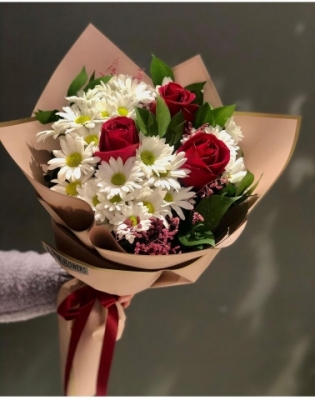 Beyaz Papatya ve Kırmızı gül Buketi