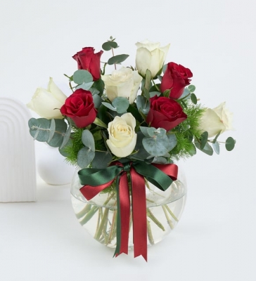 Cam Akvaryumda 4 Kırmızı Gül ve 5 Beyaz Gül