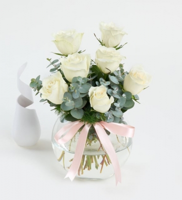 Cam Akvaryumda Pembe Kurdeleli 7`li İthal Beyaz Gül