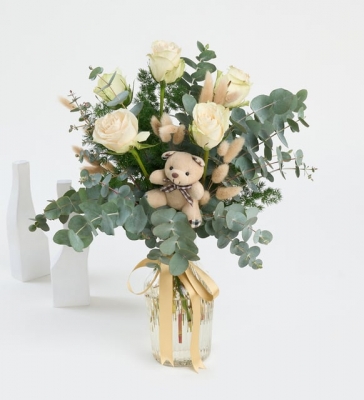 Cam Vazoda Beyaz Güller ve Ayıcık Anahtarlık