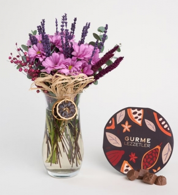 Cam Vazoda Pembe Papatya ve Gurme Çikolata Kutusu