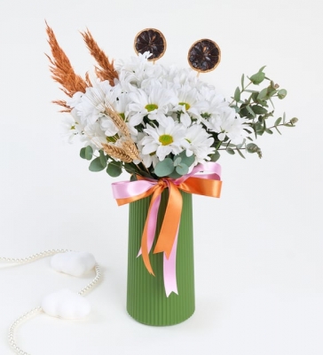 Çift Renk Kurdeleli Yeşil Polimer Vazoda Beyaz Papatyalar diyarbakır çiçekçi