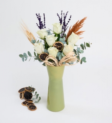 Zeytin Yeşili Cam Vazoda 7 Beyaz Gül ve Lavantalar Diyarbakır ofis Çiçek