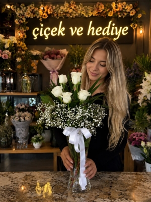 Vazoda 5 Beyaz Gül