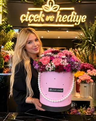 İncili Pembe Kutuda Karışık Hüsnüyusuf ve Karanfil Aranjmanı