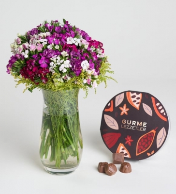 Gurme Lezzetler Kutusu ve Cam Vazoda Hüsnüyusuflar