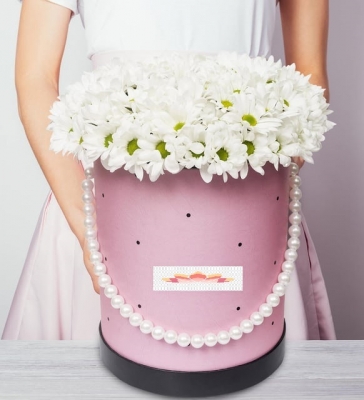 İncili Pembe Kutuda Beyaz Papatya Aranjmanı