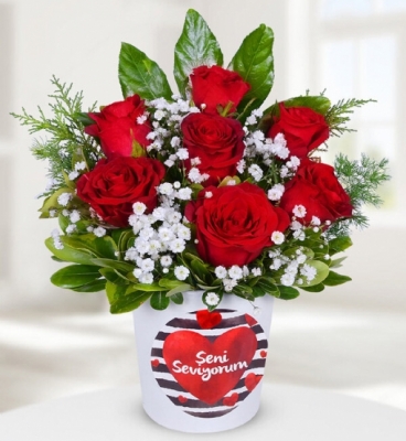 Seramikte 7 Kırmızı Gül Seni seviyorum temalı seramik vazo içerisinde kırmızı gül, cipsofilya ve yeşillikler ile hazırlanmıştır.