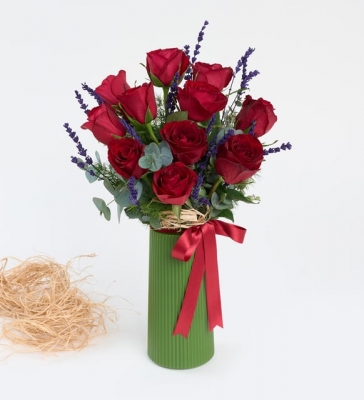 Kırmızı Kurdeleli Yeşil Polimer Vazoda 11 Kırmızı Gül