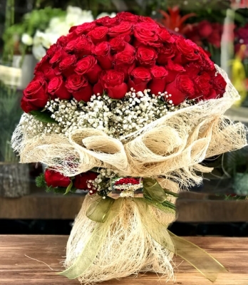 Kırmızı Gül ve Cipsofilyalar İle Harika Bir Gül Buketi