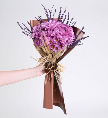 Koyu ve Açık Kahve Bukette Pembe Papatyalar