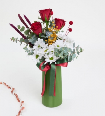 Beyaz Çizgili Polimer Vazoda 3 Kırmızı Gül & Hüsnüyusuflar cicekci yenişehir