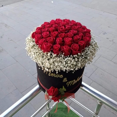 kutuda 41 güllerden oluşan kız isteme çiçeği