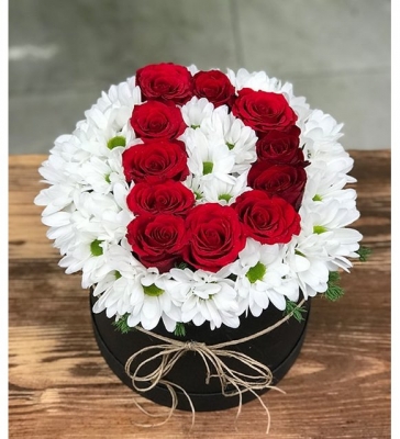 Kutuda Papatyalar ve Güllerden Baş Harf