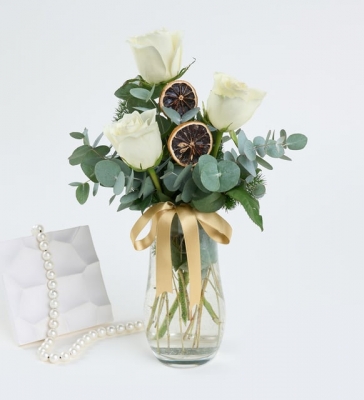 Paşabahçe Cam Vazoda 3 Beyaz Gül