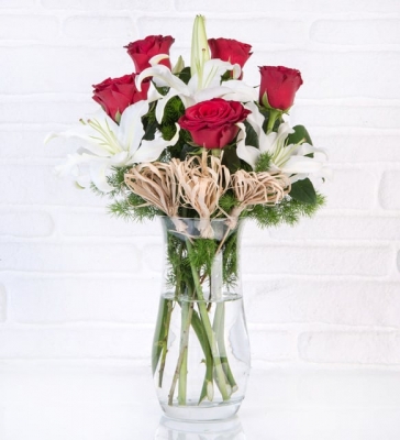 Paşabahçe Vazoda Lilyum ve Gülün Uyumu