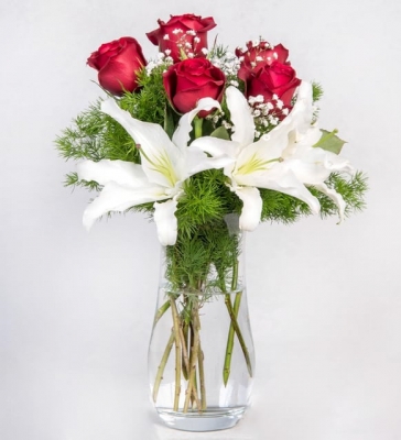 Paşabahçe Vazoda Lilyum ve 5 Kırmızı Gül