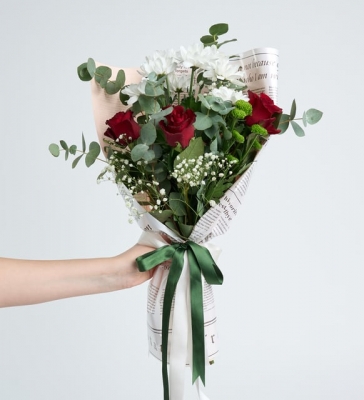 Pembe Gazete Bukette Kırmızı Güller ve Papatyalar