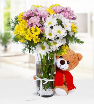 Renkli Papatyalar ve Ayıcık 40 adet beyaz, sarı, pembe papatya ve 1 adet ayıcık ile hazırlanmış kır çiçeği vazosu.