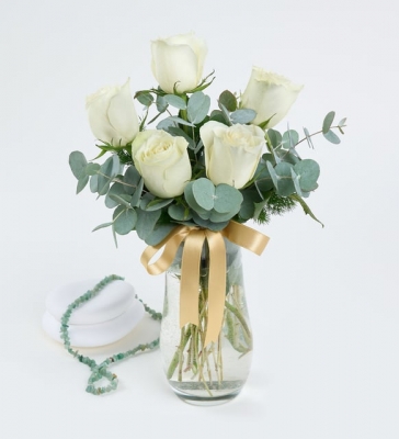 Sarı Kurdeleli Kristal Cam Vazoda 5`li Beyaz Gül