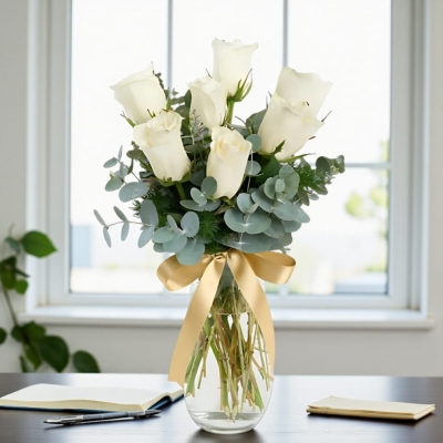 Sarı Kurdeleli Kristal Cam Vazoda 7`li Beyaz Gül