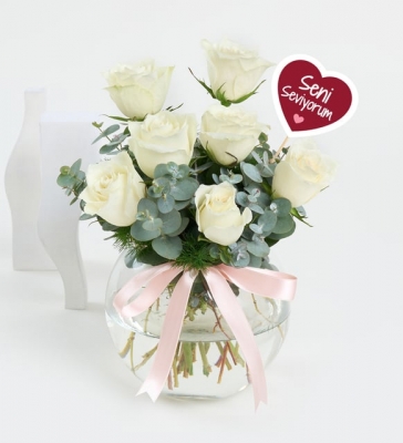 Seni Seviyorum Pankartlı Cam Akvaryumda 7 Beyaz Gül cicekci kayapınar