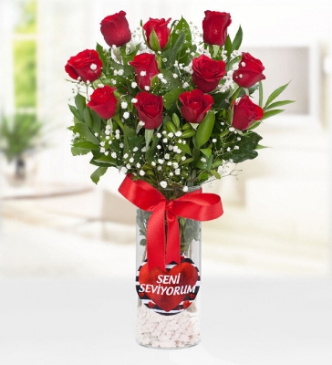  Seni Seviyorum Gül Vazosu vazo içerisinde 11 kırmızı gül, cipsofilya ve yeşillikler ile hazırlanmıştır.