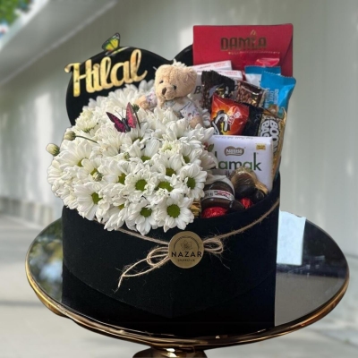 sevimli peluş ve kalpli kutuda çikolatalar