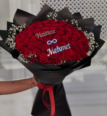Siyah Buket Kağıdında 41`li Kırmızı Gül Buketi