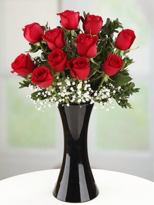 Siyah cam vazoda 11 kırmızıgül