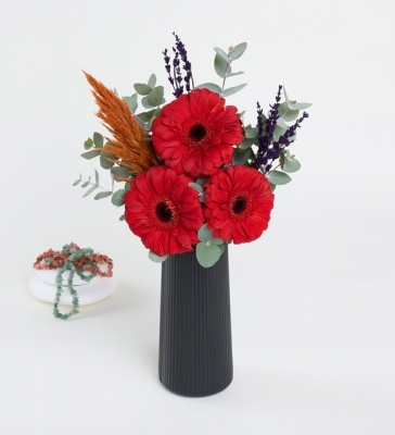 Siyah Çizgili Polimer Vazoda 3 Kırmızı Gerbera Çiçeği