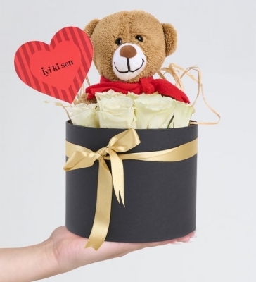 Siyah Kutuda Beyaz Güller ve Mutlu Ayıcık