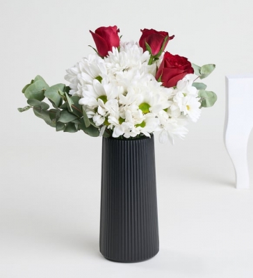 Siyah Polimer Vazoda Beyaz Papatyalar & Kırmızı Güller