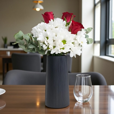 Siyah Polimer Vazoda Beyaz Papatyalar & Kırmızı Güller