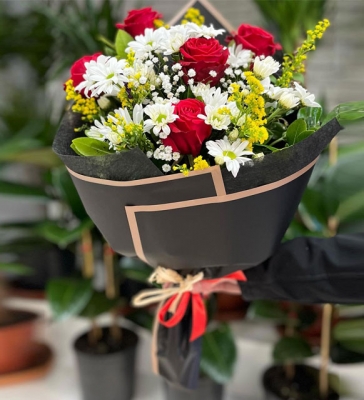 Siyah Tülde5 Adet Kırmızıgül ve Papatyalar