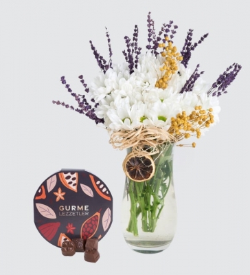 Vazoda Beyaz Papatya Aranjmanı ve Gurme Lezzetler kayapınar çiçek