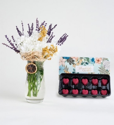 Vazoda Beyaz Papatyalar ve 10`lu Kalp Kek Kutusu
