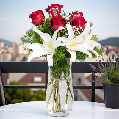 Vazoda Lilyum ve Kırmızı Gül