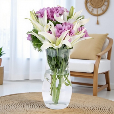 Vazoda Lilyum ve Pembe Papatya