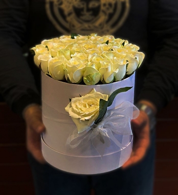White Box Roses - Kutuda 33 Beyaz Gül