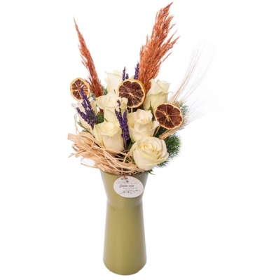 Zeytin Yeşili Cam Vazoda 7 Beyaz Gül ve Lavantalar